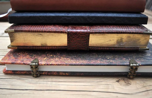 Oude Opgestapeld Notebooks Met Metalen Sluitingen — Stockfoto