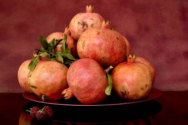 Nar bir tepsi ve yansımalar