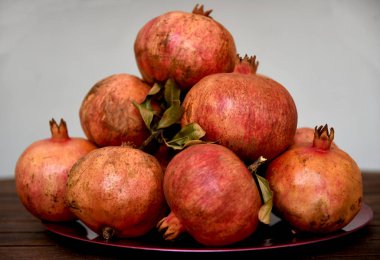 Nar bir tepsi ve yansımalar