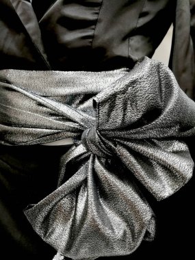 Gümüş kravat da siyah parti elbise