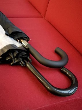 kırmızı kumaş Divan iki şemsiye