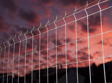 gökyüzü bir tel çit ile gün batımında cirrocumulus bulutlar ile