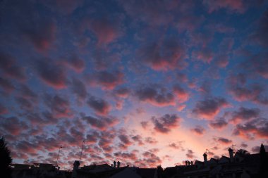 Kentsel silueti ve alacakaranlıkta cirrocumulus bulutlar ile gökyüzü,