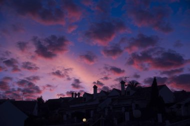 Kentsel silueti ve alacakaranlıkta cirrocumulus bulutlar ile gökyüzü,