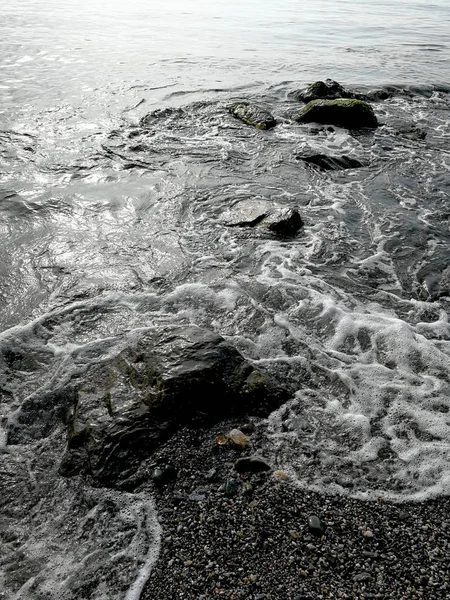 Σκοτεινή Θάλασσα Μολύβδινο Πέτρες — Φωτογραφία Αρχείου