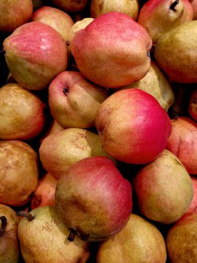 Pazarda taze armutlar