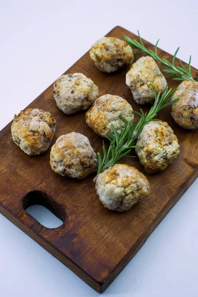 Rolo Carne Frito Descongelado Uma Placa Cozinha Com Raminhos Alecrim — Fotografia de Stock