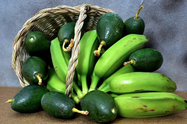 yeşil muz ve avokado sepet üzerinde