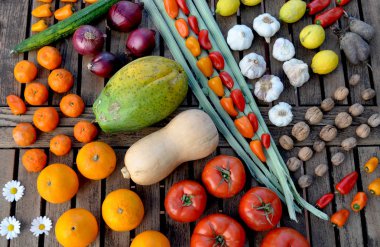 Renkli meyve ve sebze sıraları