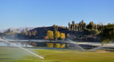 Golf sahasında sulama fıskiyeleri