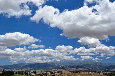 Mavi gökyüzü, bulutlar ve dağlar