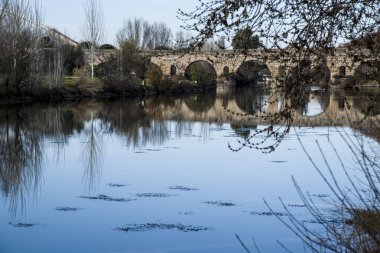 Guadiana, Merida, İspanya üzerinde Roma köprü görünümü