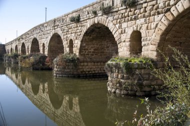 Guadiana, Merida, İspanya üzerinde Roma köprü görünümü