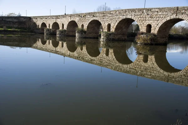 Προβολή Ρωμαϊκή Γέφυρα Πάνω Guadiana Μέριδα Ισπανία — Φωτογραφία Αρχείου