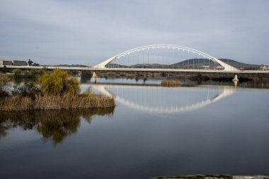 Lusitania köprü Merida İspanya Guadiana Nehri üzerinde