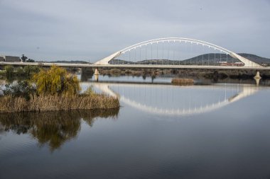 Lusitania köprü Merida İspanya Guadiana Nehri üzerinde