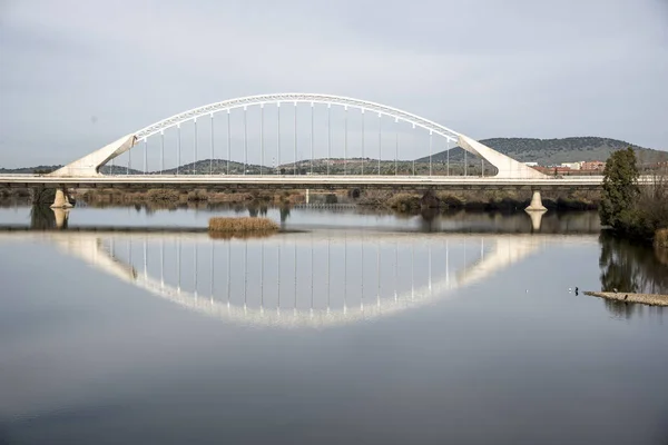 西班牙梅里达瓜迪亚纳河上的卢西塔尼亚大桥 — 图库照片