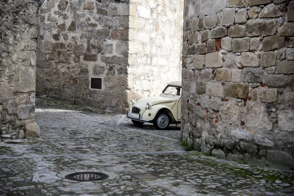 tarihi ve anıtsal şehir, Trujillo, İspanya, araba ile Citroen 2cv, 2018, 27 Aralık; Sadece içerik kullanımı