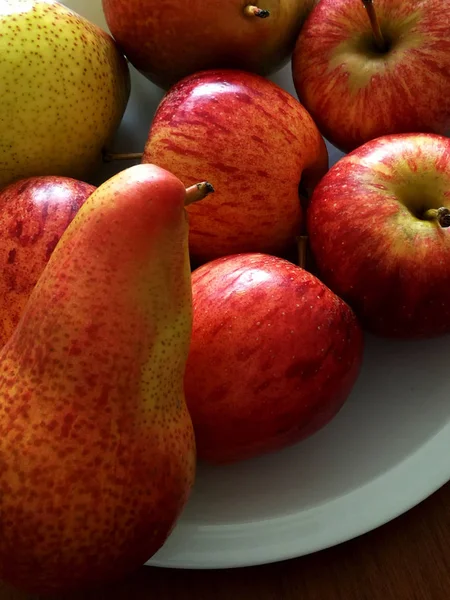 Elmalar Armutlar Siyah Arkaplanda — Stok fotoğraf