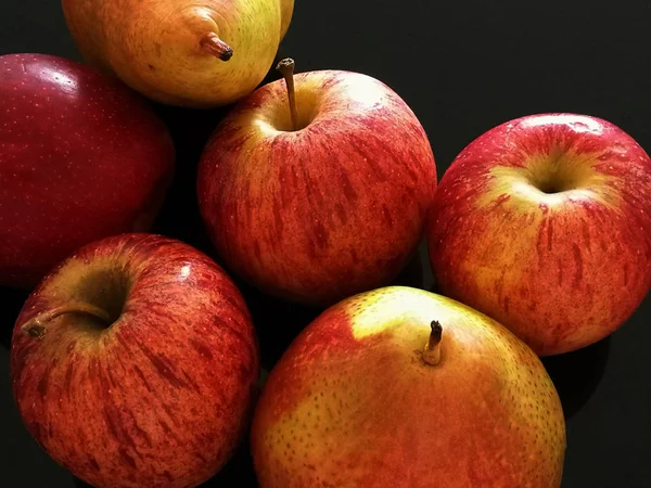 Manzanas Sobre Fondo Negro — Foto de Stock