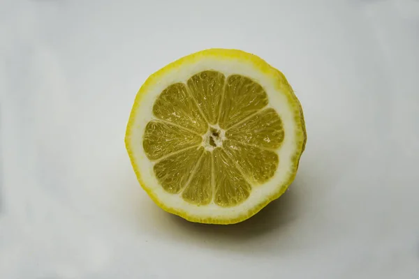 半分に切ってレモン新鮮な — ストック写真
