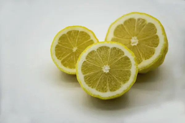 新鮮なレモンを半分にカットします — ストック写真