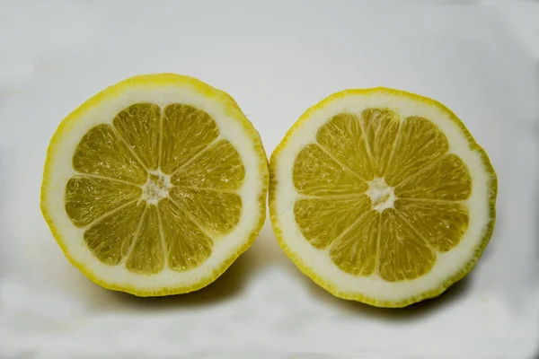 半分に切ってレモン新鮮な — ストック写真