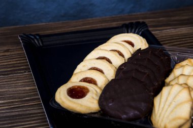 Saat 5'te çay ve pasta hazırlanıyor