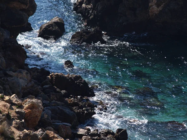 Rochas Mar Mediterrâneo Com Água Azul Turquesa — Fotografia de Stock