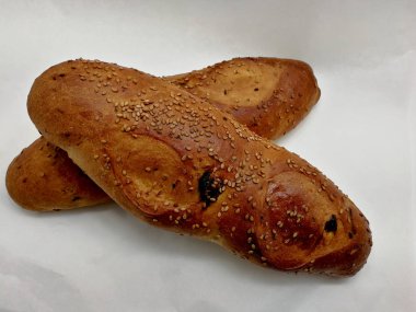 susam ve kuru üzüm ile tatlı ekmek