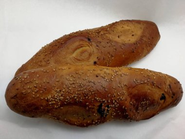 susam ve kuru üzüm ile tatlı ekmek