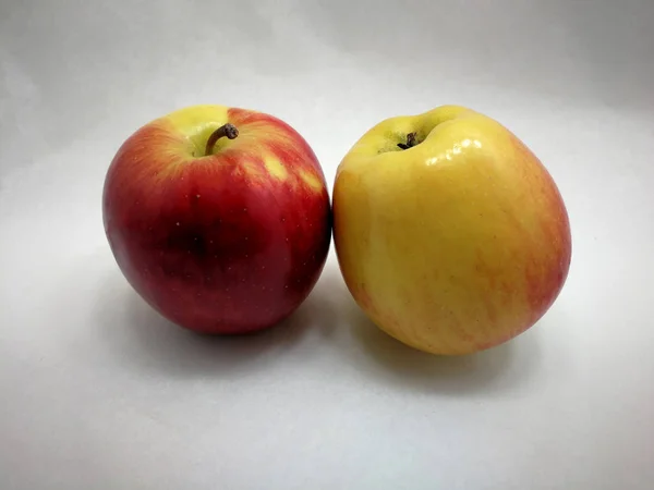 Zwei Farbige Äpfel Auf Weiß — Stockfoto