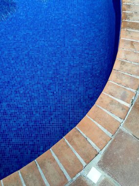 havuz mavi su ve tuğla ile 