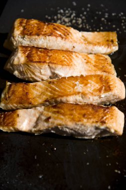 tuz taneleri üzerinde kızarmış Somon ızgara