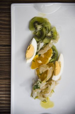 Turunçgiller, soğan ve zeytin yağı ile desalted cod salatası