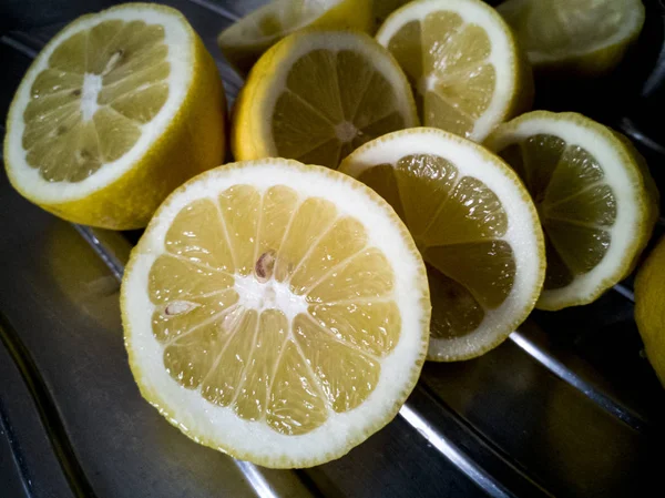 Limones Divididos Mitades Acero Inoxidable —  Fotos de Stock