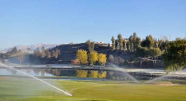 Golf sahasında sulama fıskiyeleri