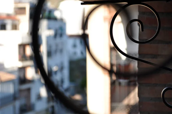 Metallrolle Auf Dem Balkon Eines Beliebten Viertels — Stockfoto