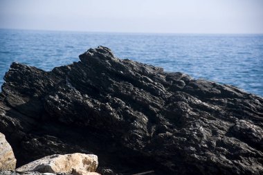 Deniz kenarındaki kayalar