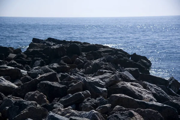 Denizin Kenarında Karanlık Kayalar — Stok fotoğraf
