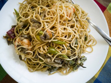 oryantal tarzda karides yemek hazır erişte