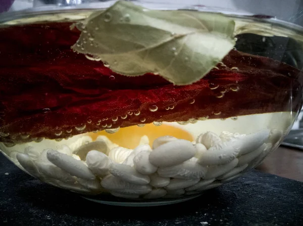 乾燥赤唐辛子 ベイリーフと浸漬白豆 — ストック写真