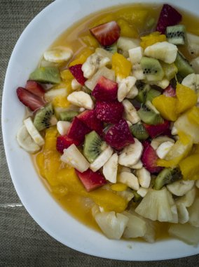 Portakal suyu ile meyve salatası