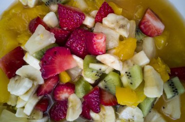 Portakal suyu ile meyve salatası