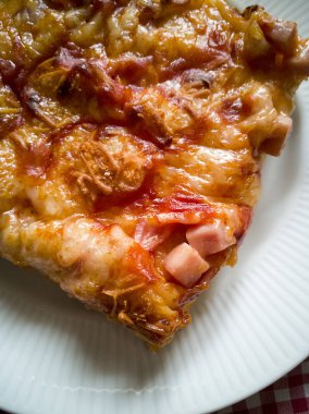 bir tabakta domates soslu pizza bölümü