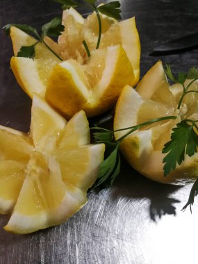 Limonlar yıldız şekli ve maydanoz yaprakları içine kesilmiş