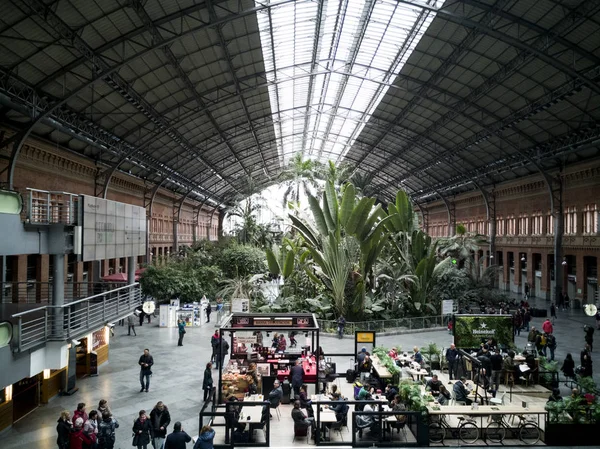 Tren istasyonunda insanlar, Atocha, Madrid, Ispanya, 2019, Nisan, 6,
