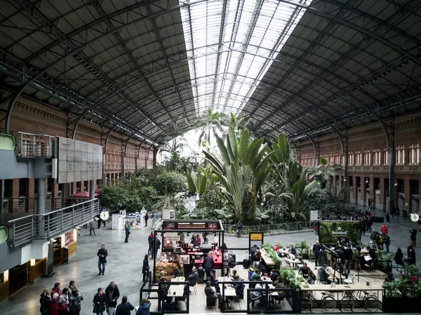 Pessoas Estação Ferroviária Atocha Madrid Espanha 2019 Abril — Fotografia de Stock