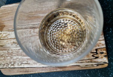 beyaz bir şarap cam üst görünümü arka plan