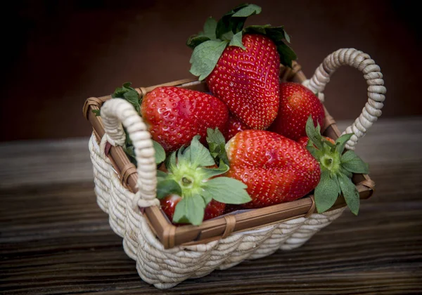 Kleiner Korb Mit Erdbeeren Auf Dunklem Hintergrund — Stockfoto